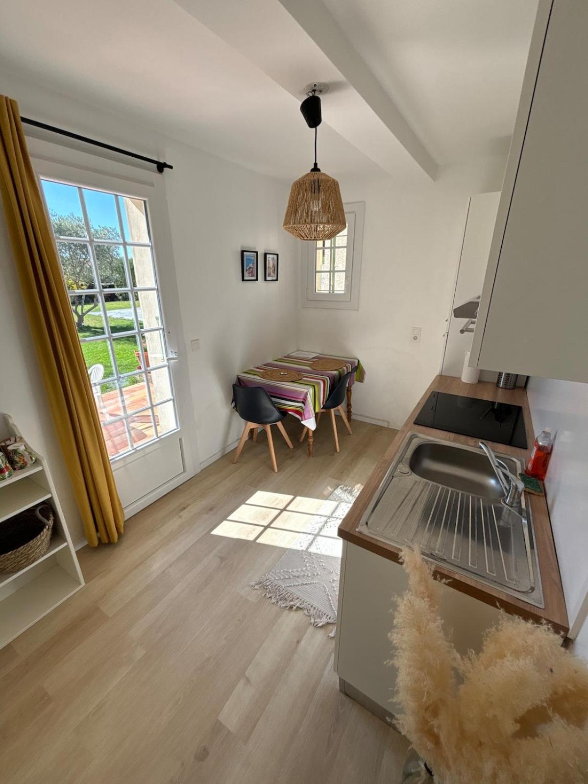 Studio En Provence Avec Piscine La Barben Esterno foto
