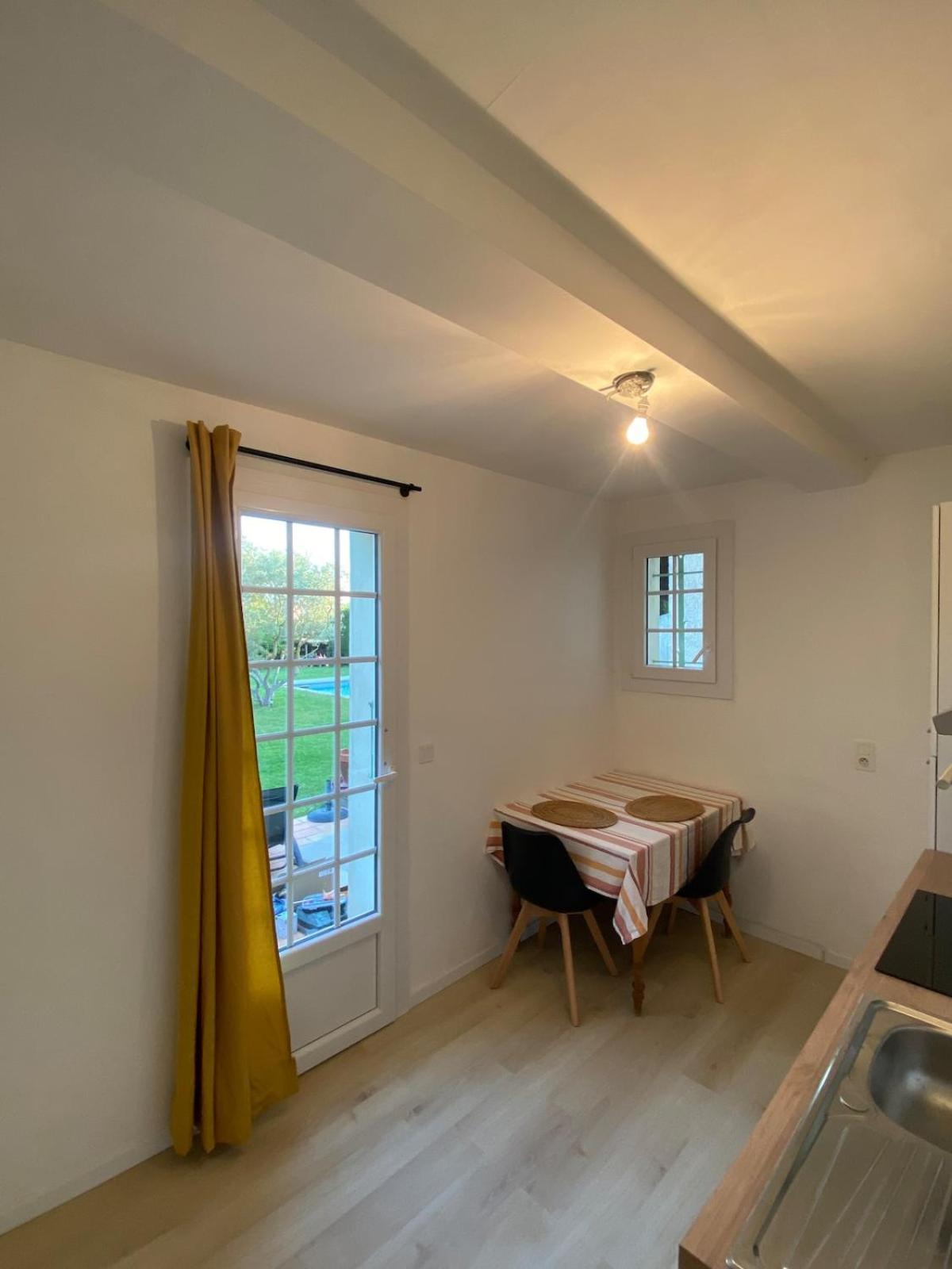 Studio En Provence Avec Piscine La Barben Esterno foto