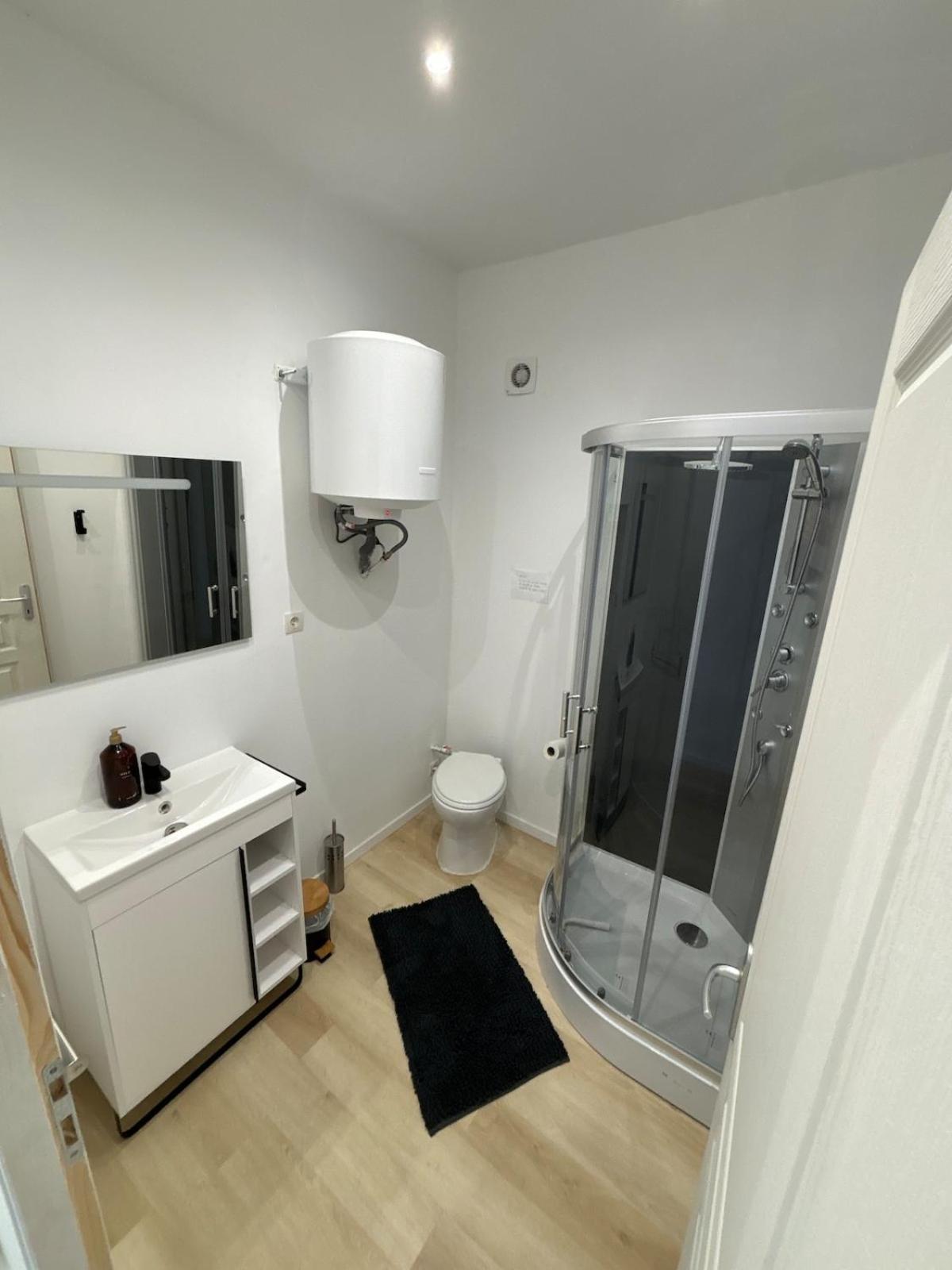 Studio En Provence Avec Piscine La Barben Esterno foto