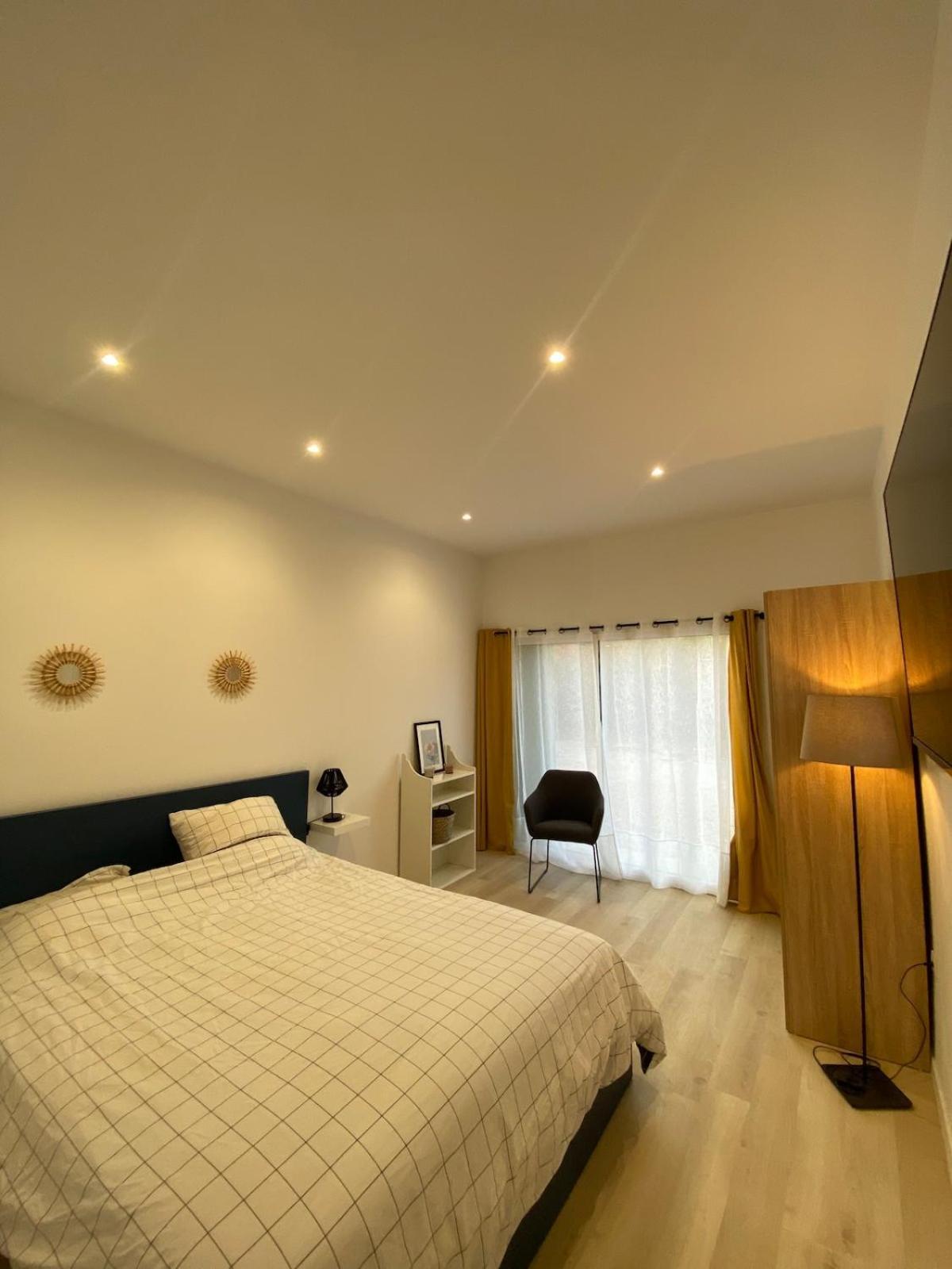 Studio En Provence Avec Piscine La Barben Esterno foto