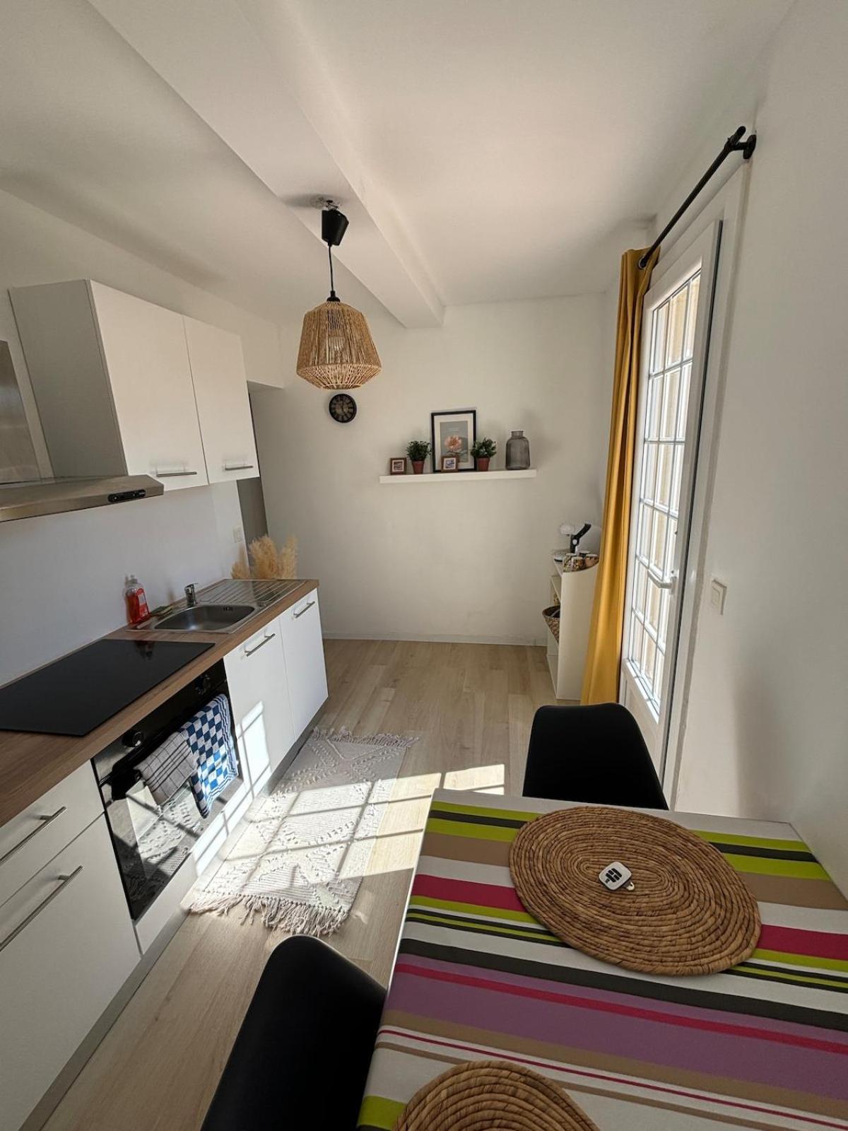 Studio En Provence Avec Piscine La Barben Esterno foto