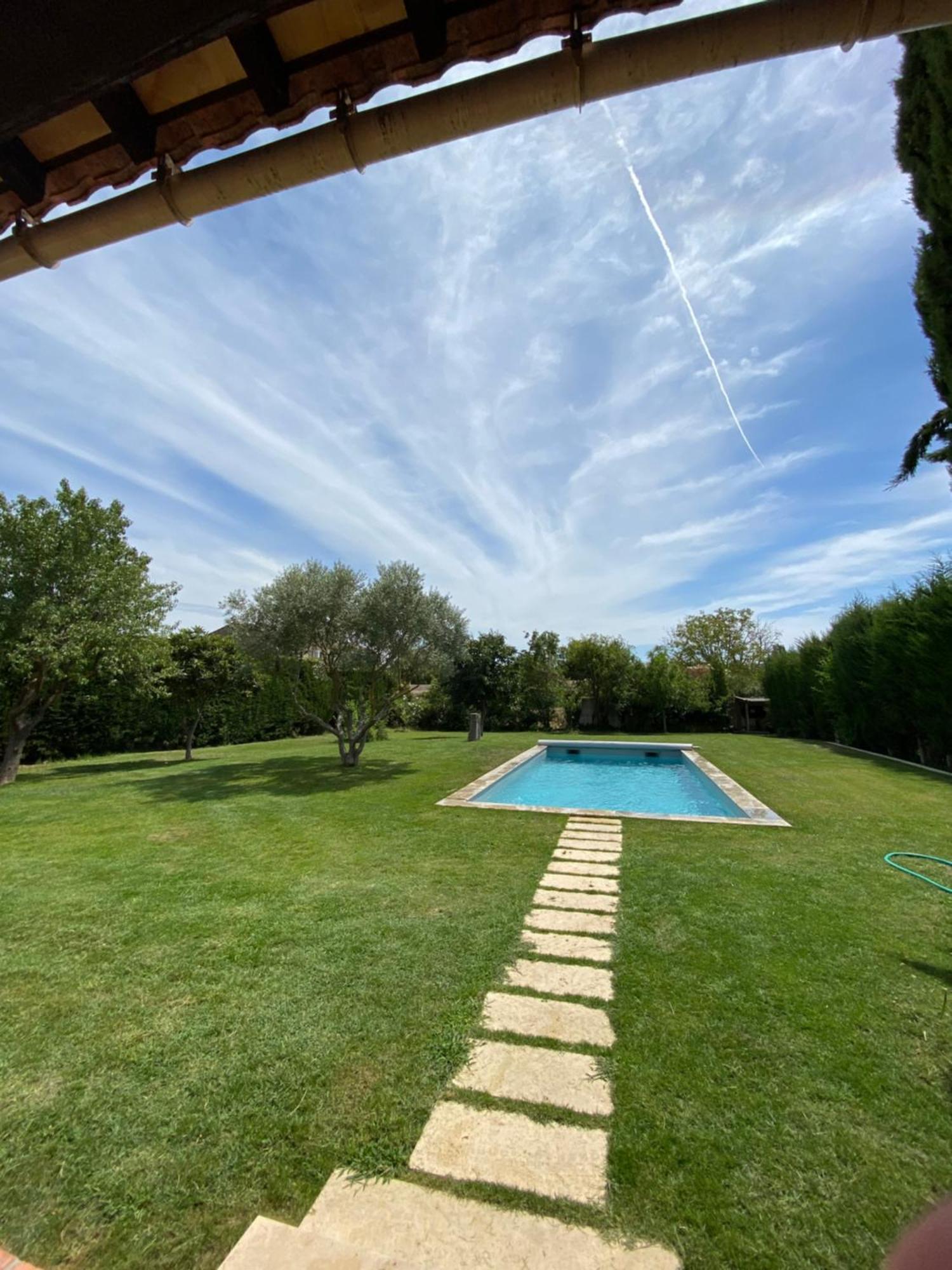 Studio En Provence Avec Piscine La Barben Esterno foto