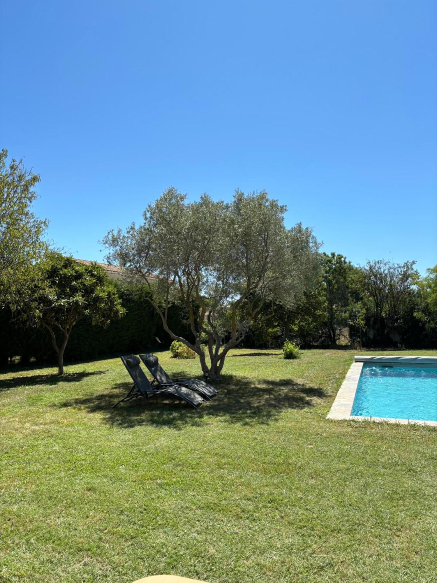 Studio En Provence Avec Piscine La Barben Esterno foto